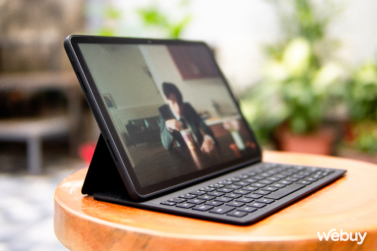 Có 10 triệu mua combo tablet - tai nghe không dây - sạc dự phòng nào cho học sinh, sinh viên?- Ảnh 3. Màn hình phủ nhám giúp dùng ngoài trời hay phòng nhiều ánh đèn thoải mái hơn. Kết hợp 4 loa ngoài cho trải nghiệm giải trí cực kì tốt.