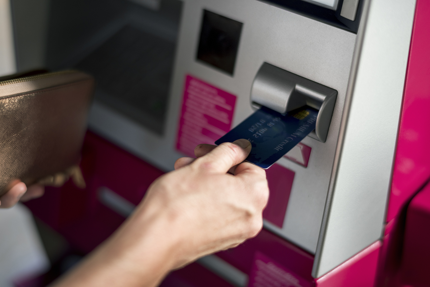 Rút tiền ở máy ATM, lưu ý kỹ điều này kẻo mất sạch tiền trong tài khoản- Ảnh 2. Rút tiền ở máy ATM, lưu ý kỹ điều này kẻo mất sạch tiền trong tài khoản- Ảnh 2.
