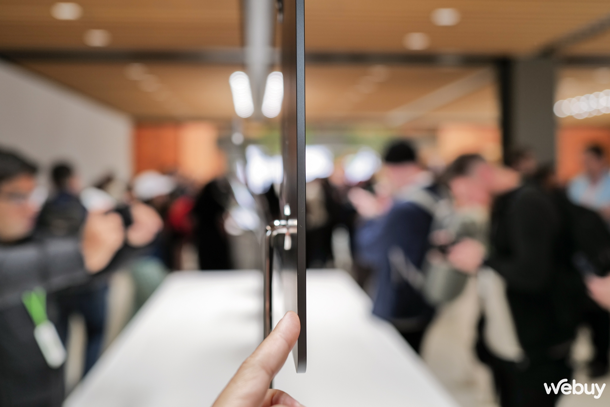 Nhìn lại năm 2024 của Apple: Mở bán Vision Pro, iPad Pro có Tandem OLED, sức mạnh khủng khiếp của M4 series, cậu bé tí hon Mac mini và chuyến thăm Việt Nam của Tim Cook- Ảnh 10. Nhìn lại năm 2024 của Apple: Mở bán Vision Pro, iPad Pro có Tandem OLED, sức mạnh khủng khiếp của M4 series, cậu bé tí hon Mac mini và chuyến thăm Việt Nam của Tim Cook- Ảnh 10.