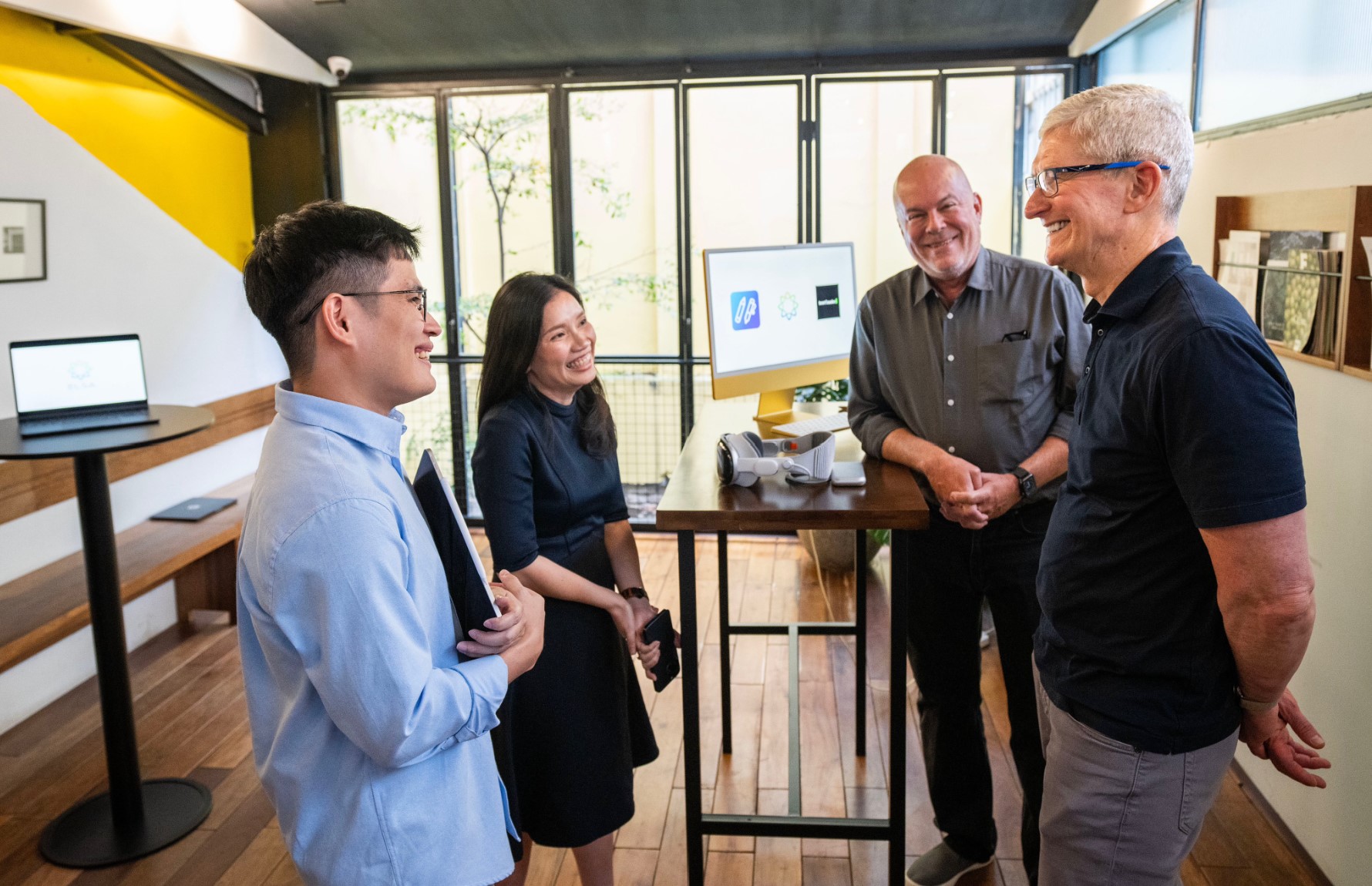 Nhìn lại năm 2024 của Apple: Mở bán Vision Pro, iPad Pro có Tandem OLED, sức mạnh khủng khiếp của M4 series, cậu bé tí hon Mac mini và chuyến thăm Việt Nam của Tim Cook- Ảnh 29. Nhìn lại năm 2024 của Apple: Mở bán Vision Pro, iPad Pro có Tandem OLED, sức mạnh khủng khiếp của M4 series, cậu bé tí hon Mac mini và chuyến thăm Việt Nam của Tim Cook- Ảnh 29.