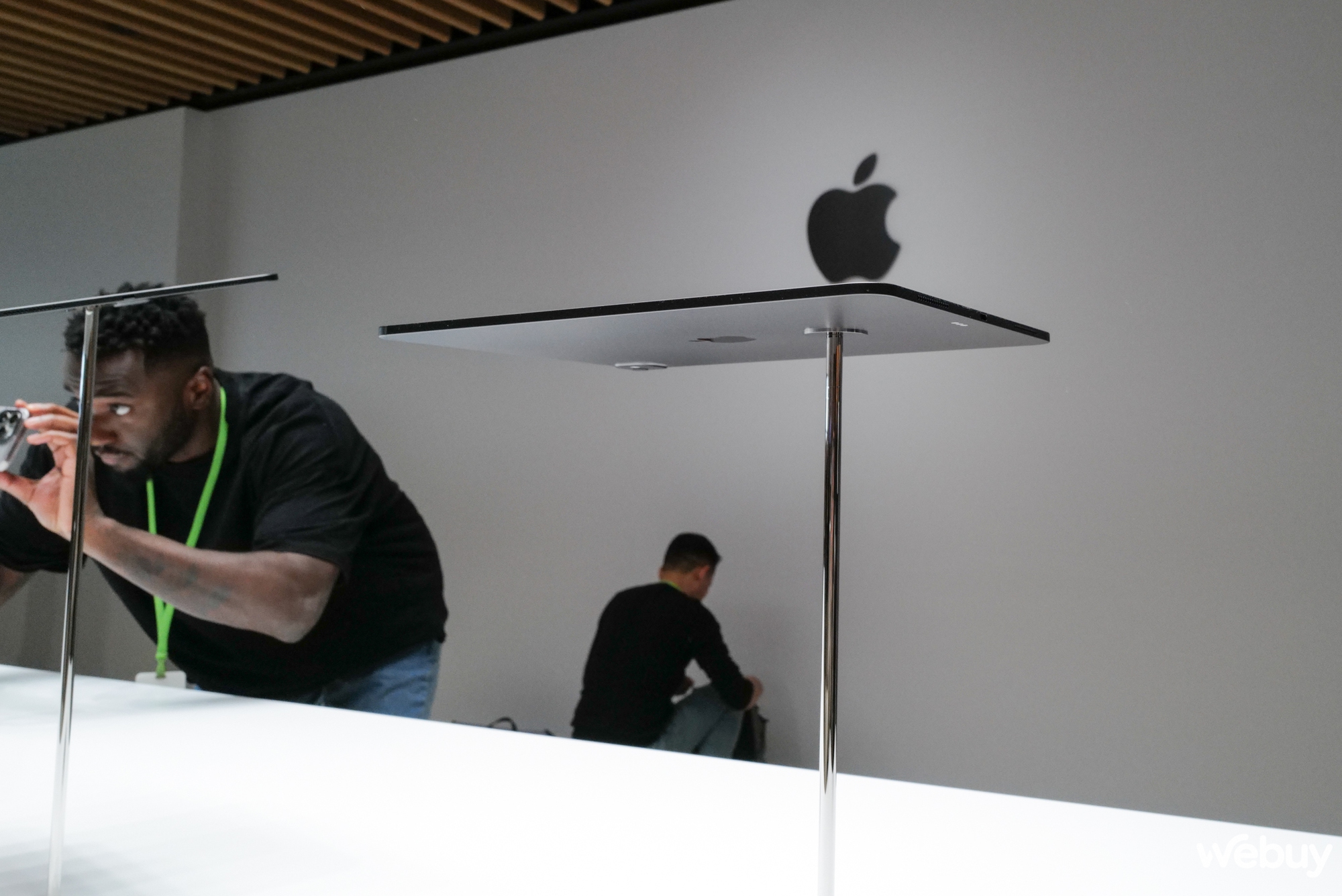 Nhìn lại năm 2024 của Apple: Mở bán Vision Pro, iPad Pro có Tandem OLED, sức mạnh khủng khiếp của M4 series, cậu bé tí hon Mac mini và chuyến thăm Việt Nam của Tim Cook- Ảnh 8. Nhìn lại năm 2024 của Apple: Mở bán Vision Pro, iPad Pro có Tandem OLED, sức mạnh khủng khiếp của M4 series, cậu bé tí hon Mac mini và chuyến thăm Việt Nam của Tim Cook- Ảnh 8.