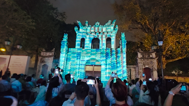 Tưởng chỉ là tour trải nghiệm, ai ngờ Galaxy AI khiến Gen Z nghiêm túc trở lại với Văn Miếu- Ảnh 1. Tưởng chỉ là tour trải nghiệm, ai ngờ Galaxy AI khiến Gen Z nghiêm túc trở lại với Văn Miếu- Ảnh 1.