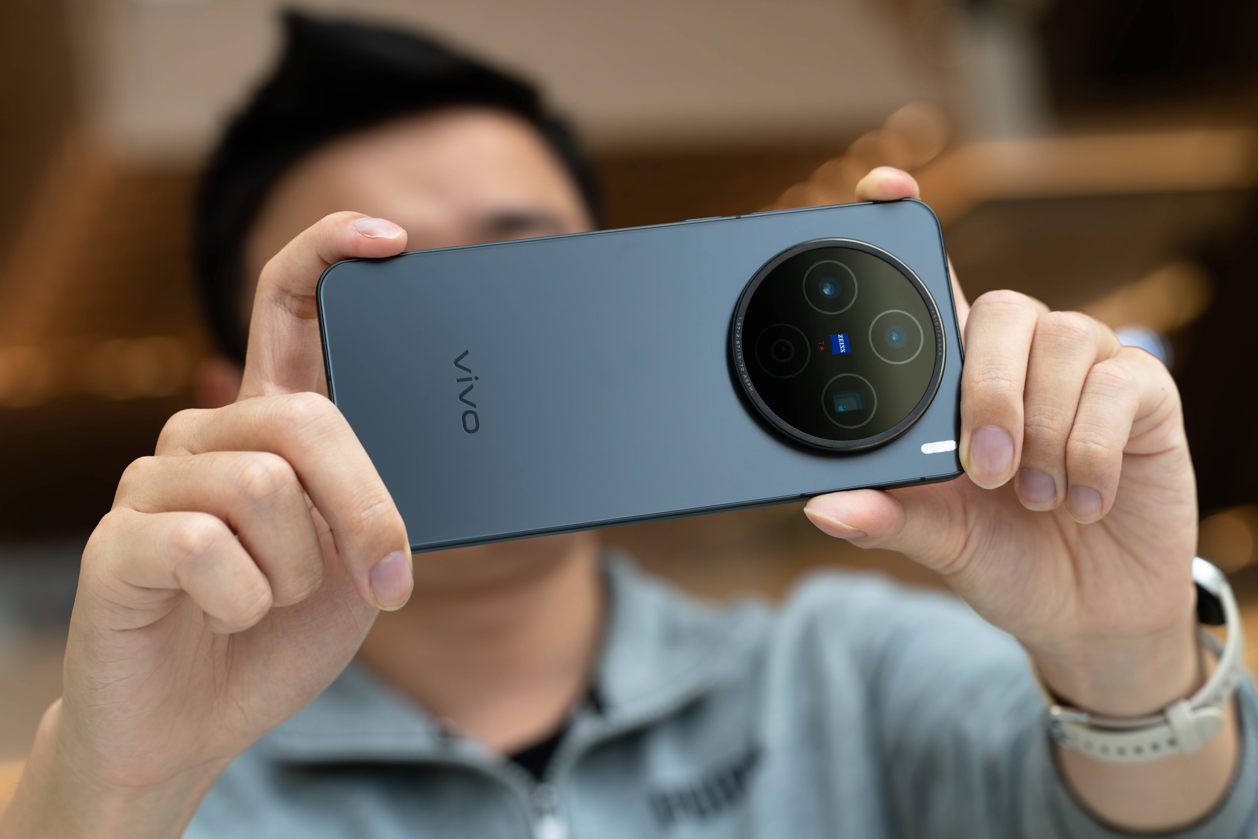 Trên tay vivo X200s: Chip Dimensity 9400+ cực mạnh, pin khủng 6.200mAh, camera chụp 4 mùa, thay được nền trời, thay cả mặt trăng, giá 14,9 triệu đồng- Ảnh 8. Trên tay vivo X200s: Chip Dimensity 9400+ cực mạnh, pin khủng 6.200mAh, camera chụp 4 mùa, thay được nền trời, thay cả mặt trăng, giá 14,9 triệu đồng- Ảnh 8.