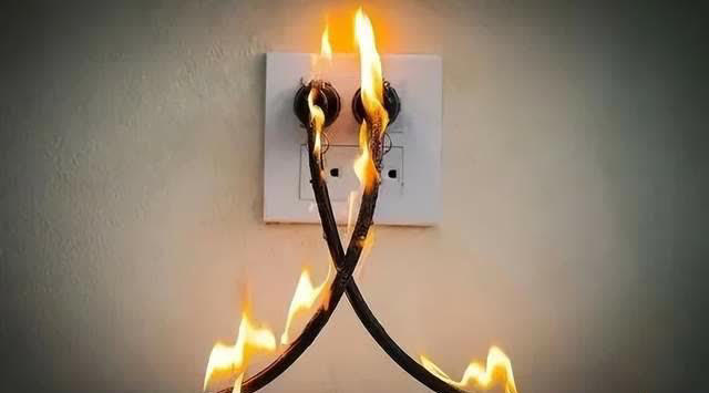 Nhiều thiết bị âm tường bị quá nóng khi sử dụng tiềm ẩn nguy cơ hỏa hoạn. Ảnh: QQ