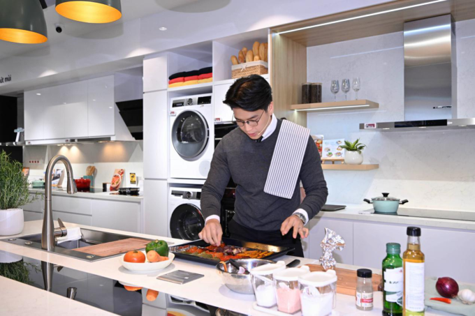 Đầu bếp Huy Trần tham gia trải nghiệm và nấu nướng tại showroom. Ảnh: BSH