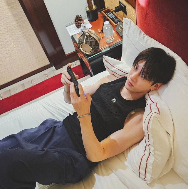 Loa Devialet Mania x Fendi trên tay Hoshi (SEVENTEEN) và Bang Chan (Stray Kids), giá “sương sương” 75 triệu đồng, Việt Nam chỉ bán 10 chiếc - Ảnh 3. Loa Devialet Mania x Fendi trên tay Hoshi (SEVENTEEN) và Bang Chan (Stray Kids), giá “sương sương” 75 triệu đồng, Việt Nam chỉ bán 10 chiếc - Ảnh 3.