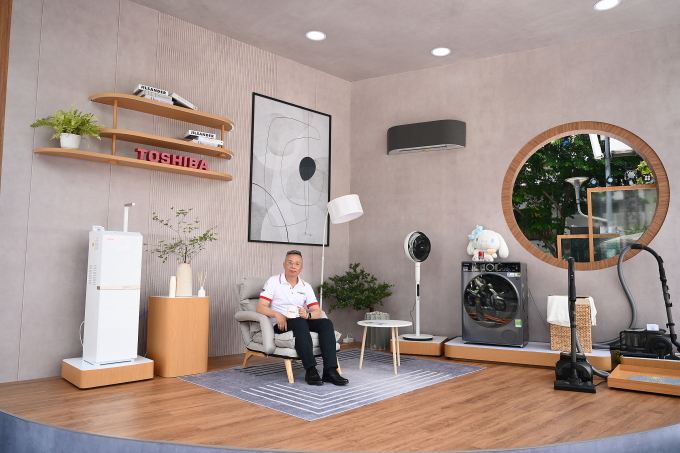 Ông Hồ Xuân Lộc góp mặt tại sự kiện và trải nghiệm sản phẩm. Ảnh: Toshiba
