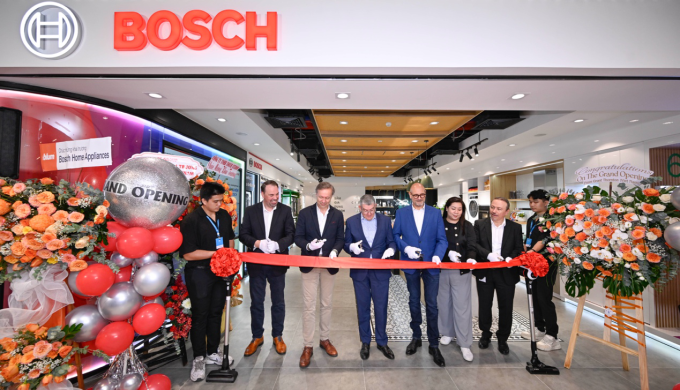 Đại diện Bosch Home Việt Nam cắt băng khai trương cửa hàng. Ảnh: BSH