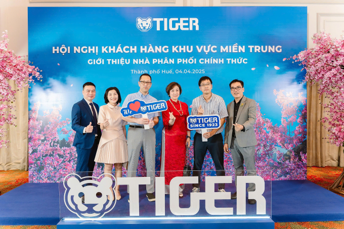 Ban lãnh đạo Công ty Tiger Marketing Việt Nam cùng ban giám đốc Công ty TNHH Điện Tử Hoàn Kiếm, nhà phân phối nhãn hàng Tiger tại khu vực miền Trung Ảnh: Tiger Marketing Việt Nam